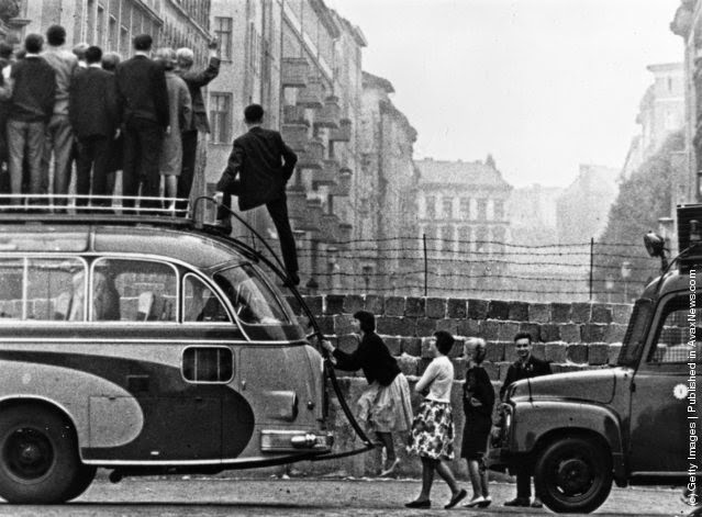 Alte Fotos vom Leben rund um die Berliner Mauer in den 1960er Jahren_Ha