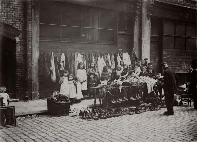 Extraordinary Photos of London’s East End Taken By Jack London in 1902_Ha