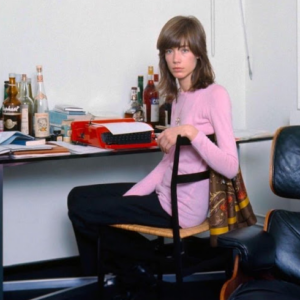 Photos de portrait de Françoise Hardy dans son nouvel appartement à Paris en 1971 _ nan