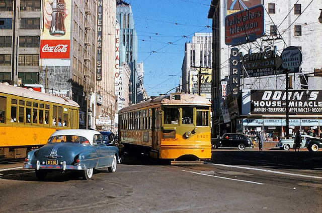 46 Fascinating Color Photos That Capture Street Scenes of Los Angeles From the 1950s_Ha