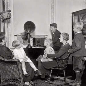 Avant la télévision : des photos intéressantes de personnes avec leur radio pendant l’âge d’or de la radio _ nan