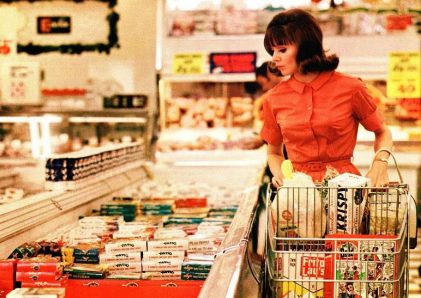 Retail and Shopping: Vintage Photos Show How People Shopped in the 1960s and 1970s _ nan