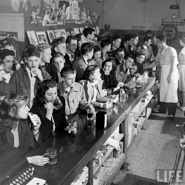 32 Pictures of High School Teenagers in Des Moines, Iowa, 1947_Ha