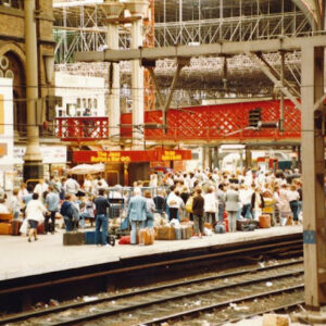 40 Fascinating Photos Capture Street Scenes of London in the Mid-1980s_Ha