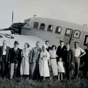 27 Vintage Fotos Erfassen Menschen, die vor Flugzeugen posieren_Ha