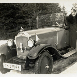 18 Faszinierende Vintage-Schnappschüsse deutscher Damen, die sich in den 1920er Jahren mit ihren Autos posieren_Ha