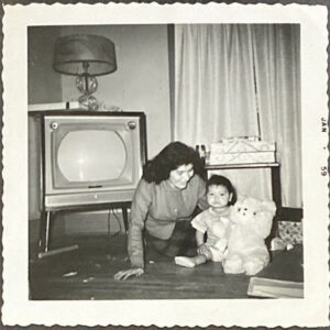 30 Vintage Snapshots of People Posing With Their Television Sets in the 1950s and 1960s_Ha