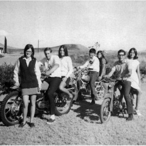 Photos vintage de filles en mini-jupes sur des vélos _ nan