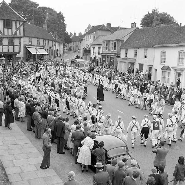 30 photos Everyday Life in England During the 1950s-60s Through John Gay’s Lens_Ha ‎