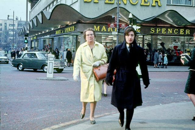 30 Fascinating Color Photographs That Capture Street Scenes of Manchester in the 1960s_Ha