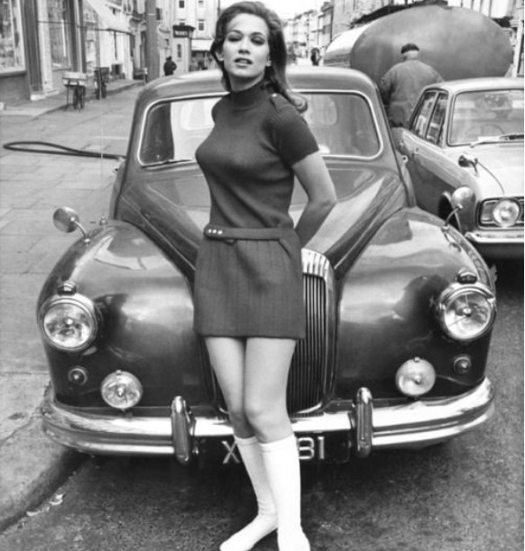 The Sexiest Fashion in the 20th Century – Stunning Vintage Photos of Street Girls in Their Miniskirts in the 1960s_teo