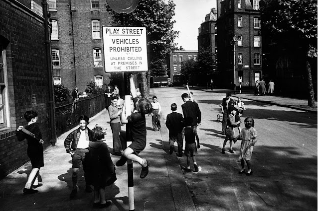 37 Fascinating Vintage Photographs That Capture Kids Finding Fun on the Streets in Postwar London Rubble_teo