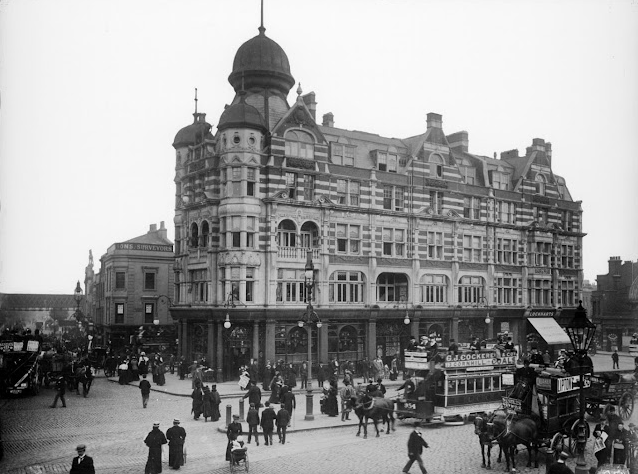 25 Interesting Vintage Photographs Show London Pubs Through the Years_teo