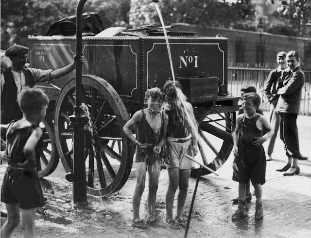 24 Fascinating Black and White Photos That Show a Vibrant London in the 1930s_teo