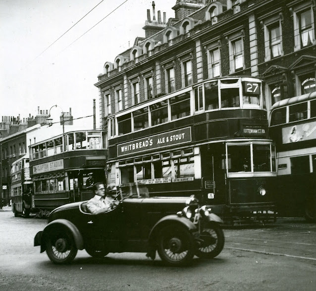 38 Fantastic Photos Capture Street Scenes of London During the 1930s_teo