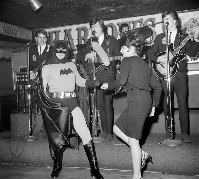 Funny Photographs From the Batman Premiere Party, January 1966_teo