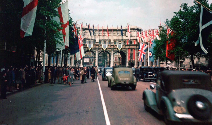 Rare pictures of London in Dufaycolor, 1943-1945_teo