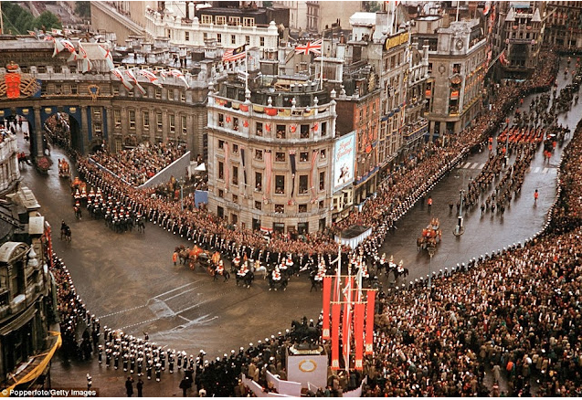 26 Enchanting Color Photographs That Show What Life Was Like in Britain from the 1950s_teo