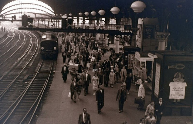 27 Black and White Photos That Capture Street Scenes of York, England in 1960_teo