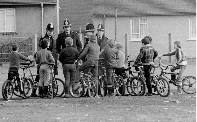 33 Wonderful Black and White Vintage Photos of British Kids Playing on the Streets in the 1980s_teo