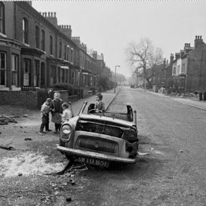 22 Astonishing Pictures That Document Slum Life in Manchester in the Late 1960s and Early 1970s_teo