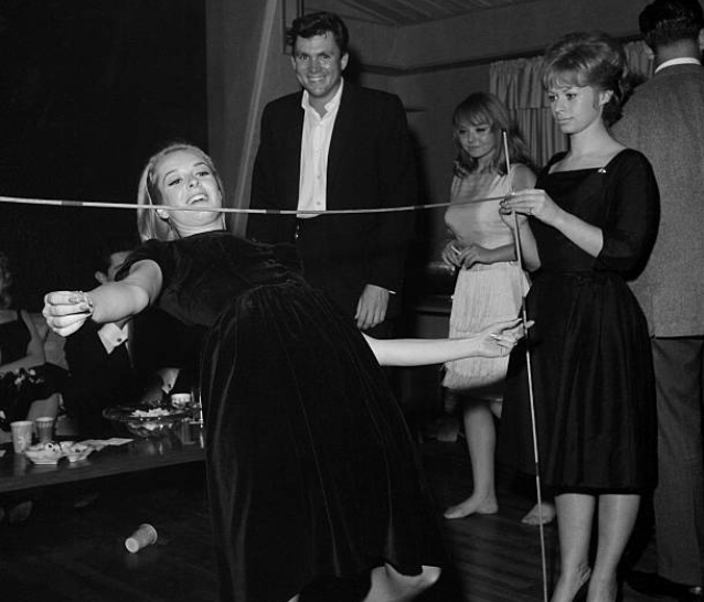 Pictures of Young Women Doing the Limbo Dance at a Los Angeles Night Club, California in 1964_teo