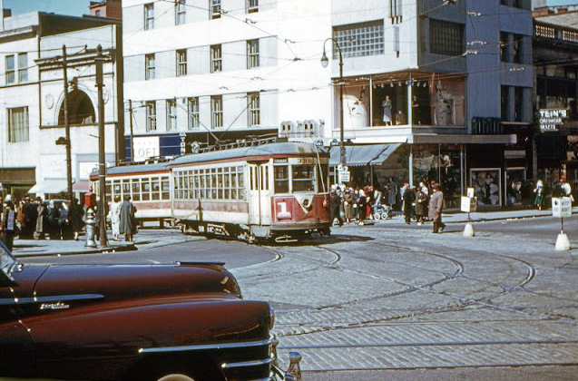 40 Rare Color Photos That Capture NYC Streetcars From Between the 1930s and 1950s_teo